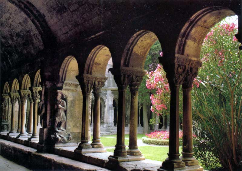 Le cloître de St-Trophime fleuri de lauriers roses au
          printemps