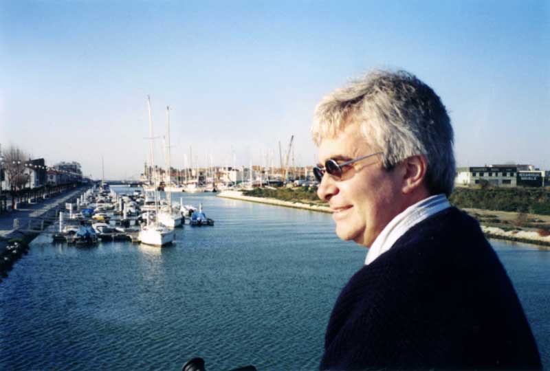 Jean-Paul au
                  lever du soleil devant le bassin du Grau-du-Roi