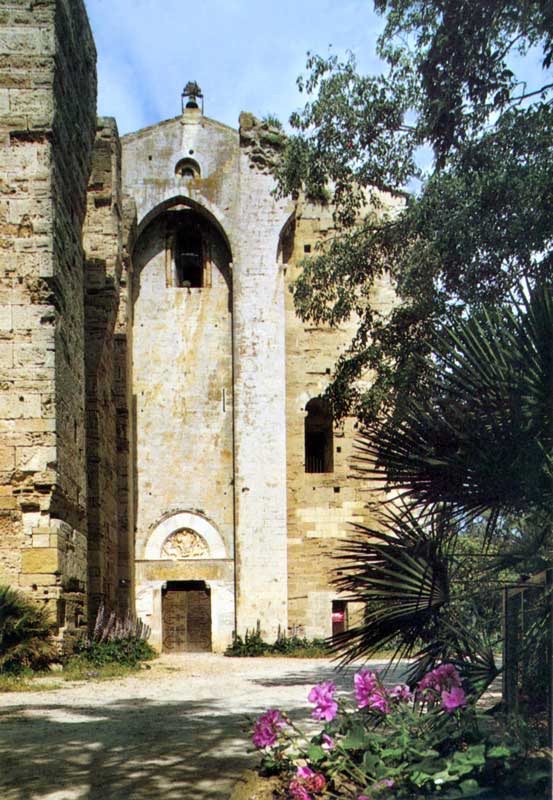 Le petit
                  porche de la cathédrale du XIIème niché entre les 2
                  tours