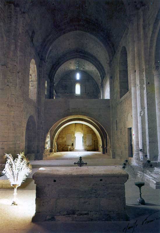 La nef et
                  la tribune (XIIème) de Maguelonne : l'autel papal du
                  rite primitif