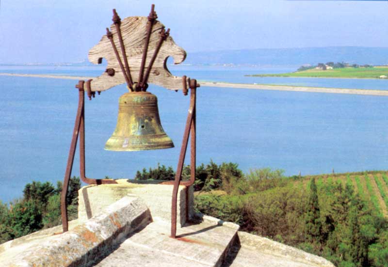 Maguelonne : vue sur les étangs et sur les
                  moures