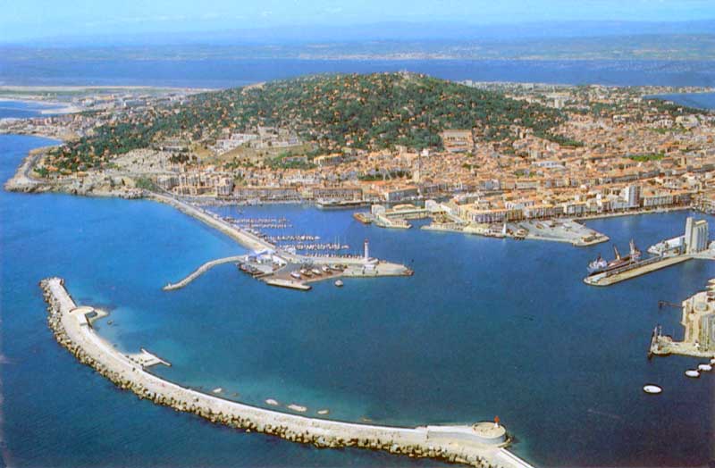Le port de Sète, la ville et le Mont St-Clair vus
                  du ciel;