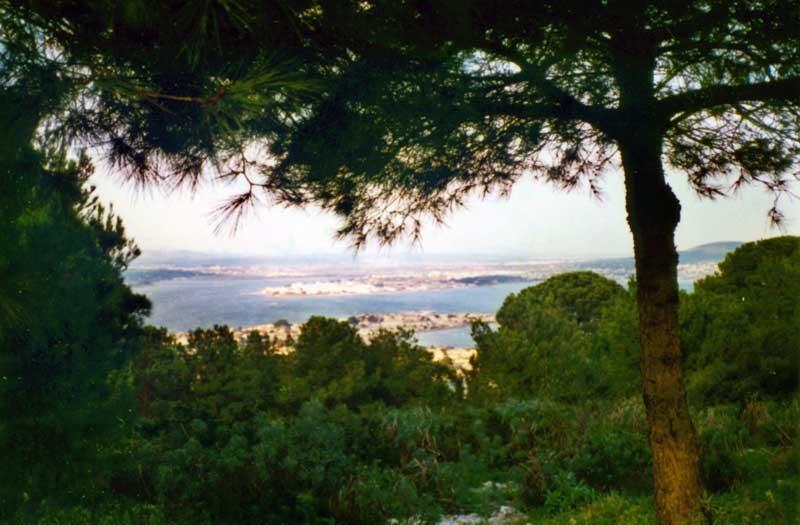 Panorama
                  sur le Bassin de Thau depuis le parc des Pierres
                  Blanches
