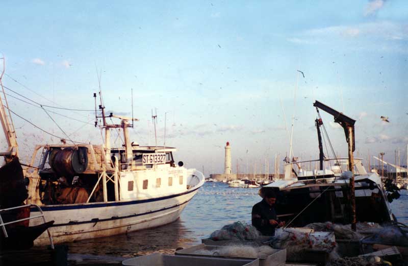 Le
                  bassin de Sète et son phare en fin d'après-midi
