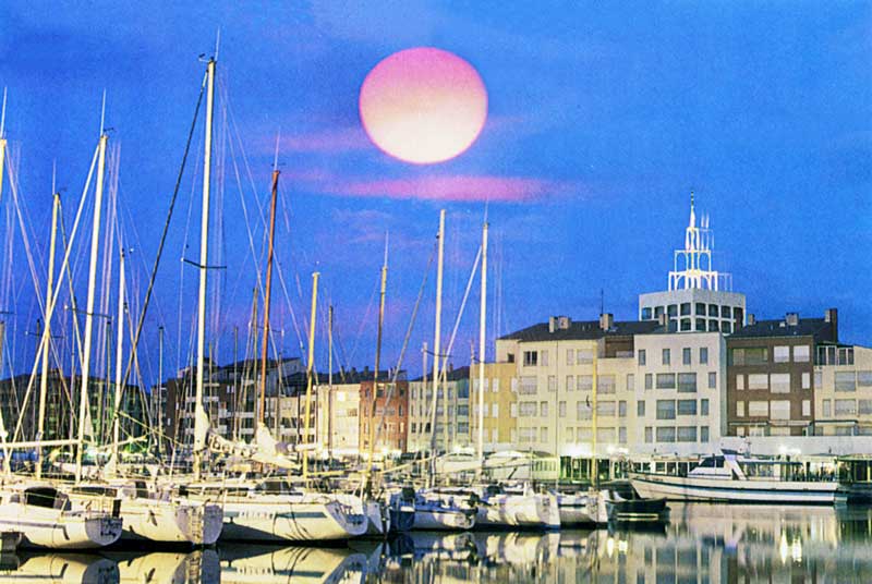 Cap d'Agde : vue nocturne du port de plaisance et
                de la tour de l'Hôtel de ville