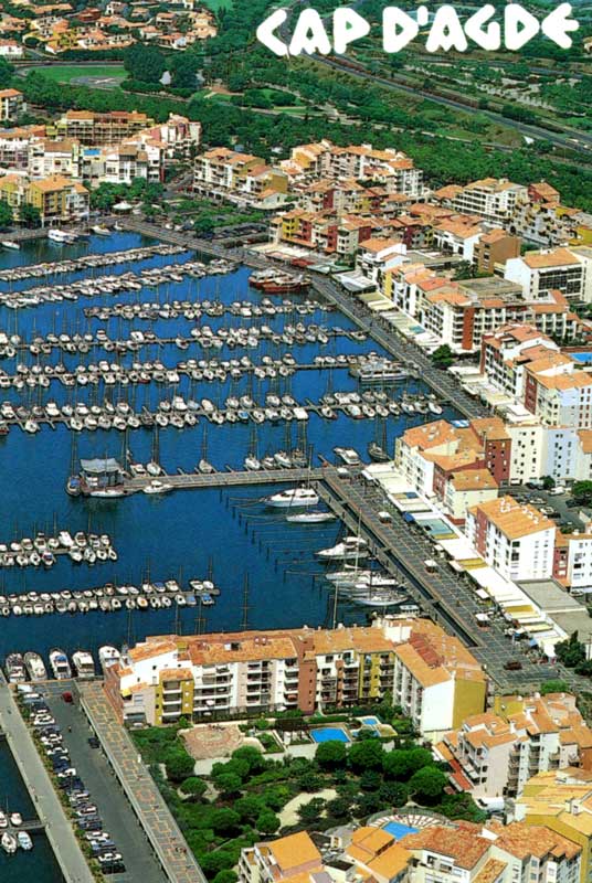 Le bassin
                des yachts au coeur de la ville de Cap d'Agde