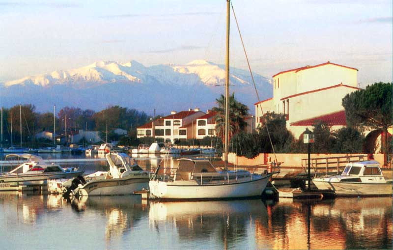 À
                St-Cyprien Plage, coucher de soleil sur les Marines des
                Capellans, au fond le Canigou (2785 m)