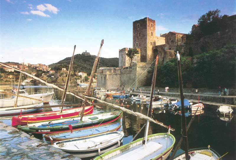 Barques amarrées devant le Château Royal de
                  Collioure, dans l'estuaire du Douy