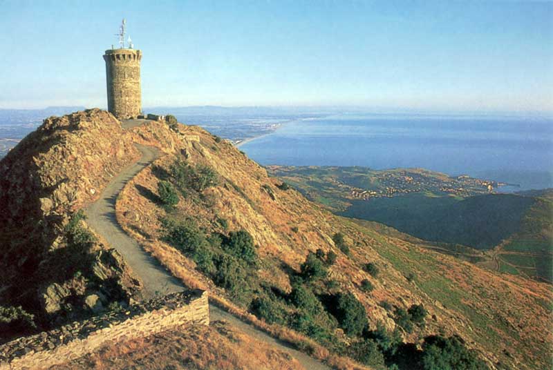 La Tour
                  Madeloc qui veillait depuis ses 656 m pour détecter
                  les invasions sarrasines; panorama sur la côte vers le
                  Nord