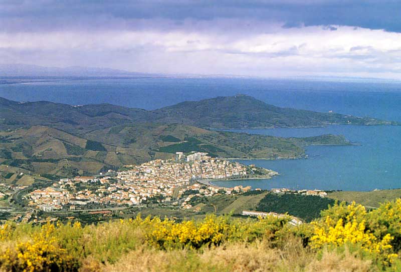 Depuis les Monts Albères : Banyuls; au fond les
                Corbières