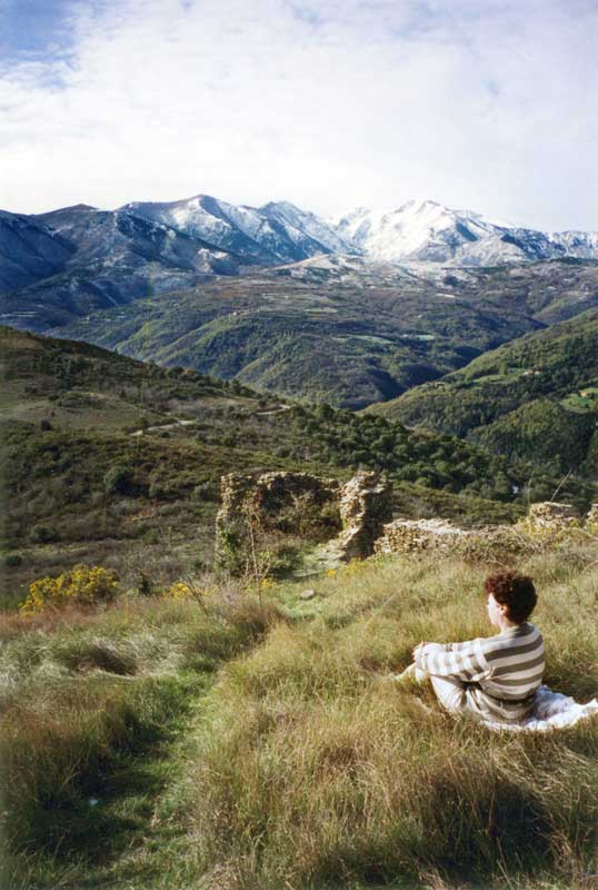 Depuis
                  l'ermitage de Saint Ferreol, Monique contemple le
                  Canigou enneigé