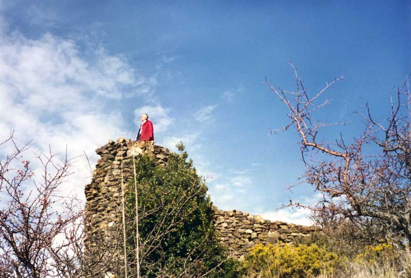 Jean-Paul grimpe sur les ruines du château de
                  Prunet et Belpuig