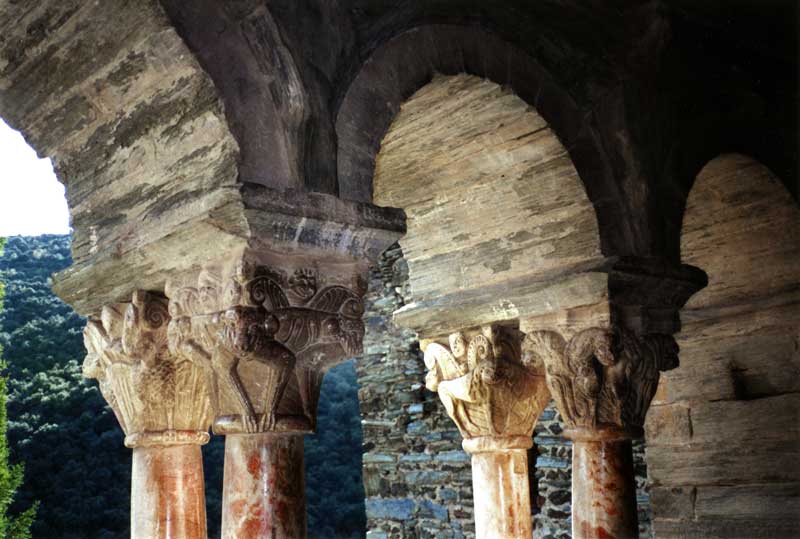 Détail des
          chapiteaux de de la galerie sud : schiste et marbre rose du
          XIIème