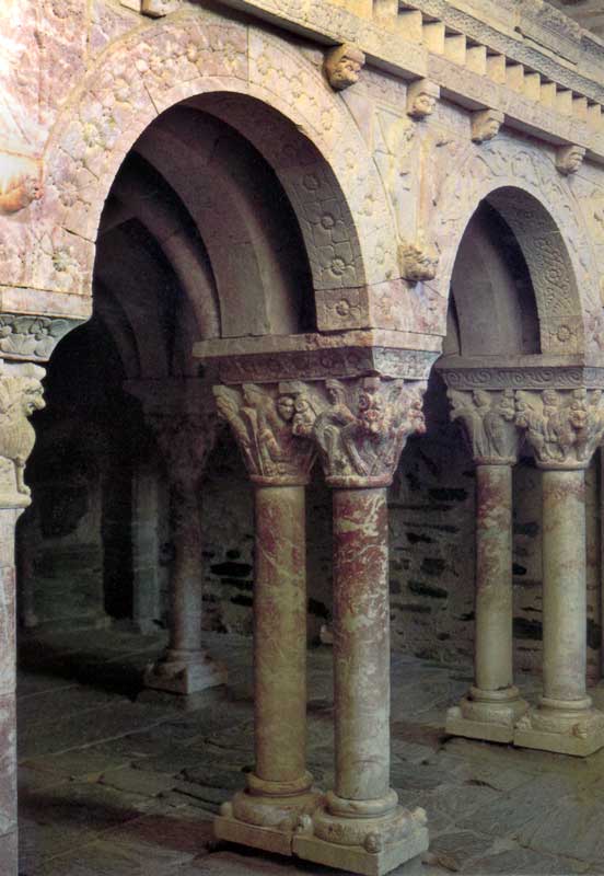 Chapiteaux et façade du pronaos côté nef,
                symbolisant la Terre, le Ciel et l'Enfer