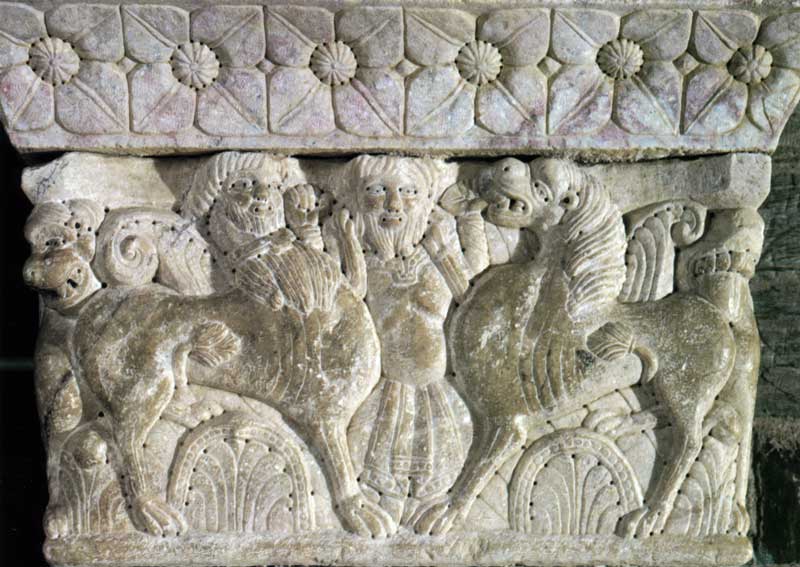 Centaure et lion symbolisant, avec le personnage
              central, la soumission à la Bonne Parole