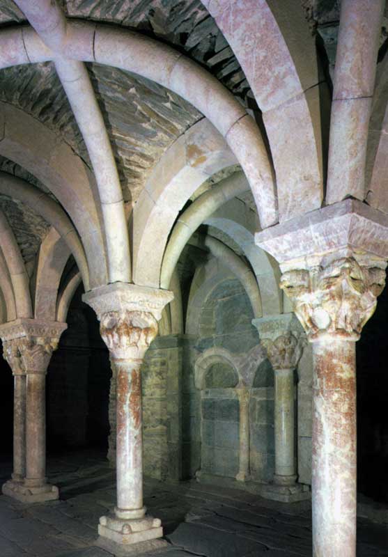 Voûte
              d'arête et nervures cylindriques des piliers de la tribune
              annonçant les croisées d'ogive