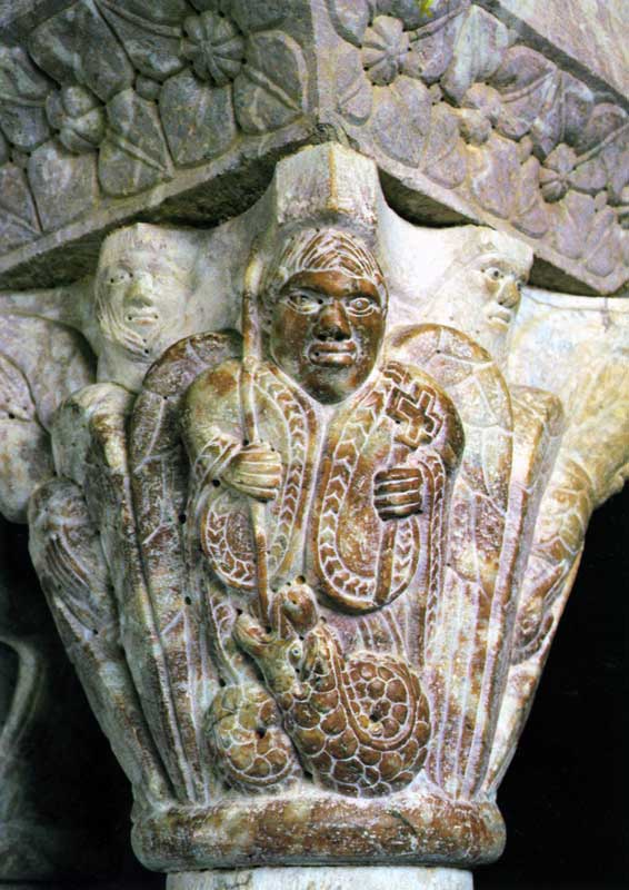 Chapiteau
              de la tribune : Saint Michel à la porte du ciel entouré de
              4 archanges