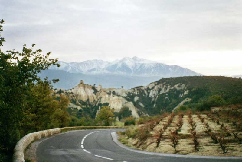En arrivant à l'Ille-sur-Têt, les « orgues » et le
              Canigou dans le crépuscule