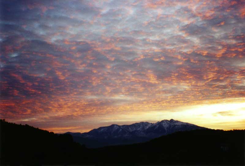 Près de
              Balesta, le ciel enflammé au dessus du Canigou enneigé