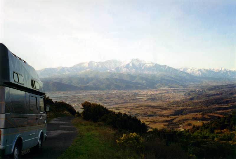 En descendant de
              Forca Real, la vallée du Têt et le Canigou au matin