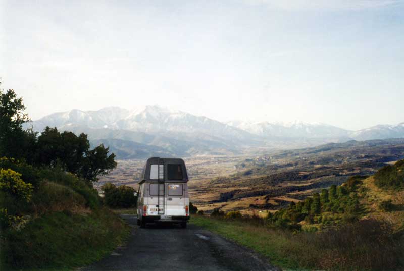 En
                descendant de Forca Real, la vallée du Têt et le Canigou
                au matin