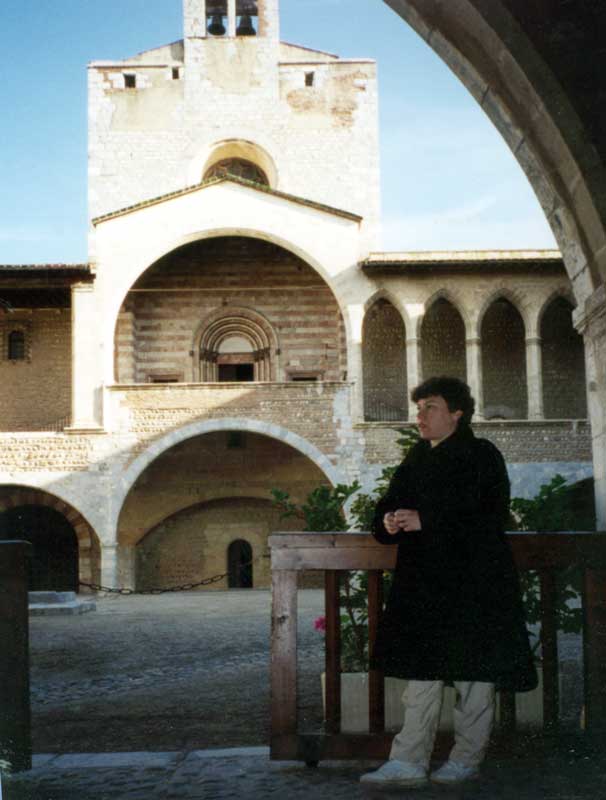 Monique devant les deux chapelles superposées
                depuis l'entrée sous la Tour de l'Hommage