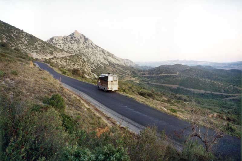 Au crépuscule, la longue montée vers le rocher de
                  Quéribus