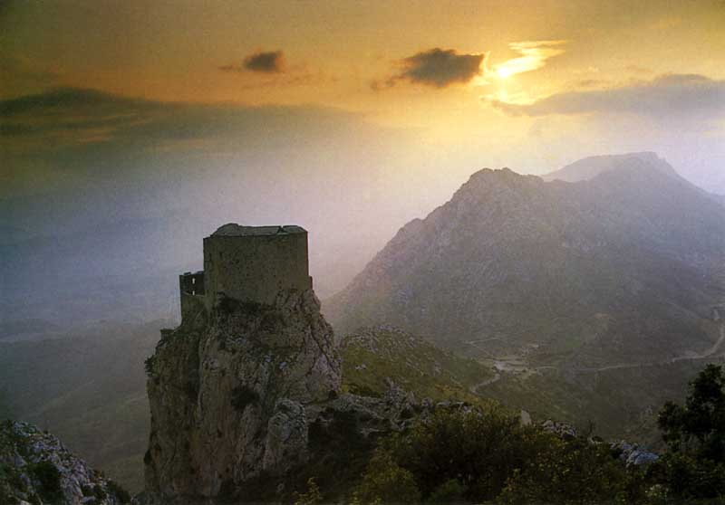 Coucher
              de soleil sur le donjon de Quéribus