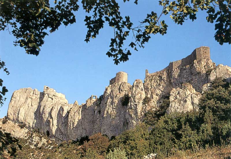 Le gigantesque
                vaisseau de pierre de Peyrepertuse au dessus de nos tête
                en abordant le site
