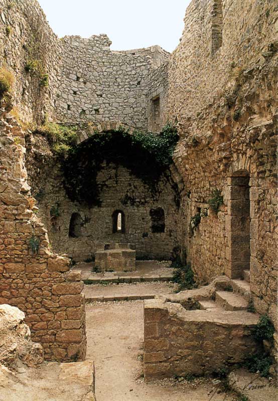 La
                nef et le chœur de l'église Sainte Marie de
                Peyrepertuse