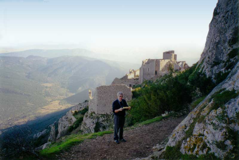 Jean-Paul consulte son plan au pied de l'escalier
                Saint Louis