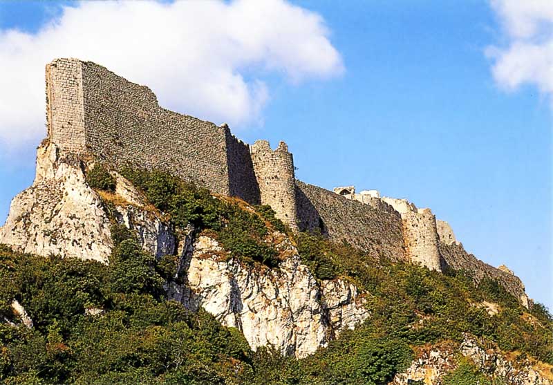 Façade
                nord de Peyrepertuse «Tel un navire de pierre...»