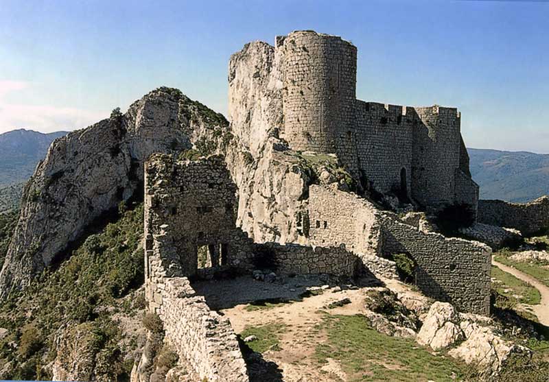 Le donjon
                vieux et l'église Sainte Marie