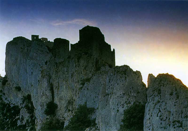 Partage de l'ombre et de la lumière sur
                Peyrepertuse