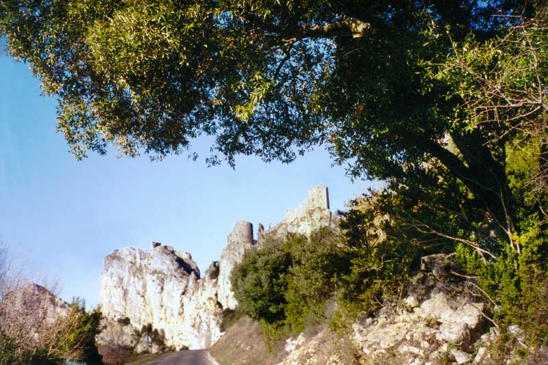 En
                quittant Peyrepertuse, les vieux murs au dessus de nous