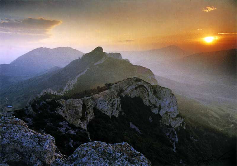 Crépuscule
        sur Peyrepertuse : du château San Jordi, coucher de soleil sur
        le Roc des Sagnes et sur les Corbières