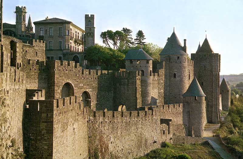 Montée de la Porte d'Aude et tour du Petit
                canissou.
