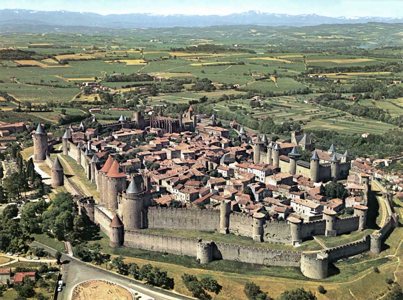Carcassonne entouré de ses tours et remparts