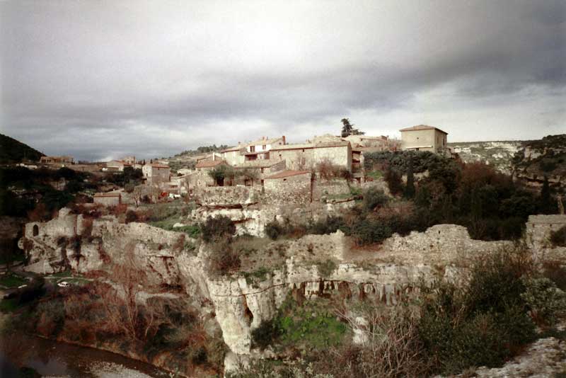 Le village de
                  Minerve perché sur sa falaise