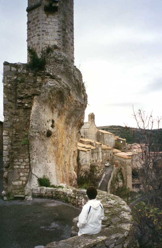 Monique contemple
                les reste du château et l'église de Minerve au-dessus du
                village...