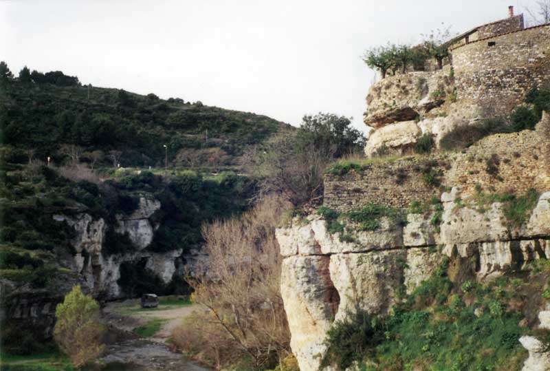 Les falaises de Minerve au dessus du bivouac de
                l'Aigle