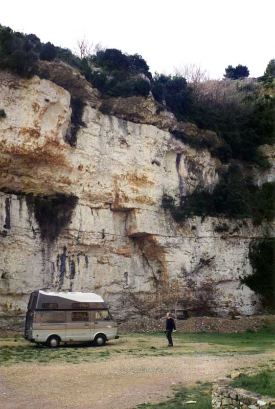 Au pied
                des falaises entourant Minerve, le bivouac de l'Aigle