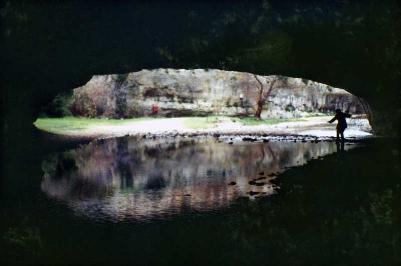 Monique
                patauge sous le Grand Pont creusé par la Cesse aux
                abords de Minerve