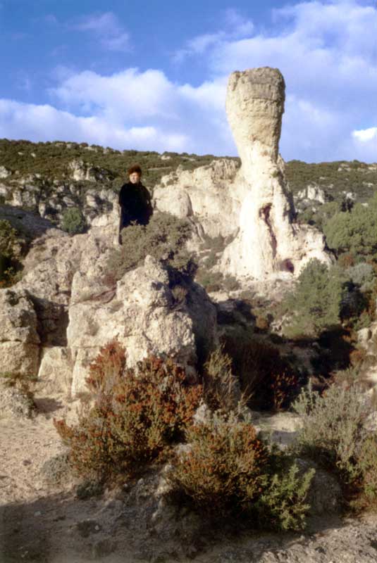 Monique au pied d'un monolithe du Cirque de
                  Mourèze