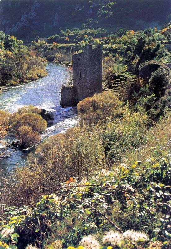 Moulin sarrasin construit solide pour résister
                  aux crues de l'Hérault