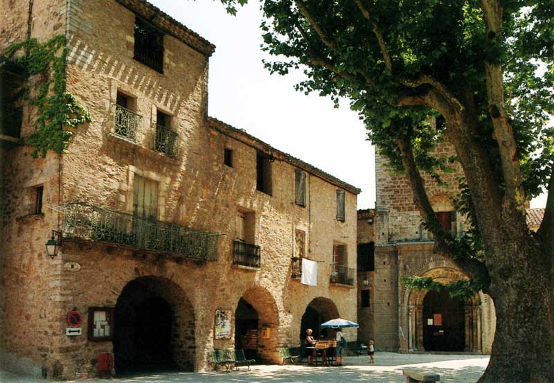 La Place de la Liberté et ses vieilles voûtes
                    devant l'entrée de l'abbatiale