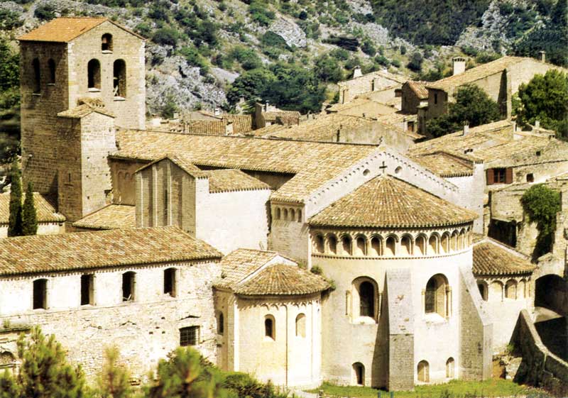L'abside
                et ses deux absidioles symétriques mais différentes