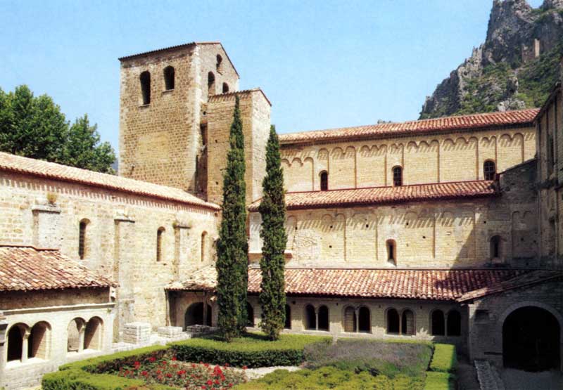 Cloître de l'Abbatiale de Saint Guilhelm-du-Désert
                (IXème et XIème)