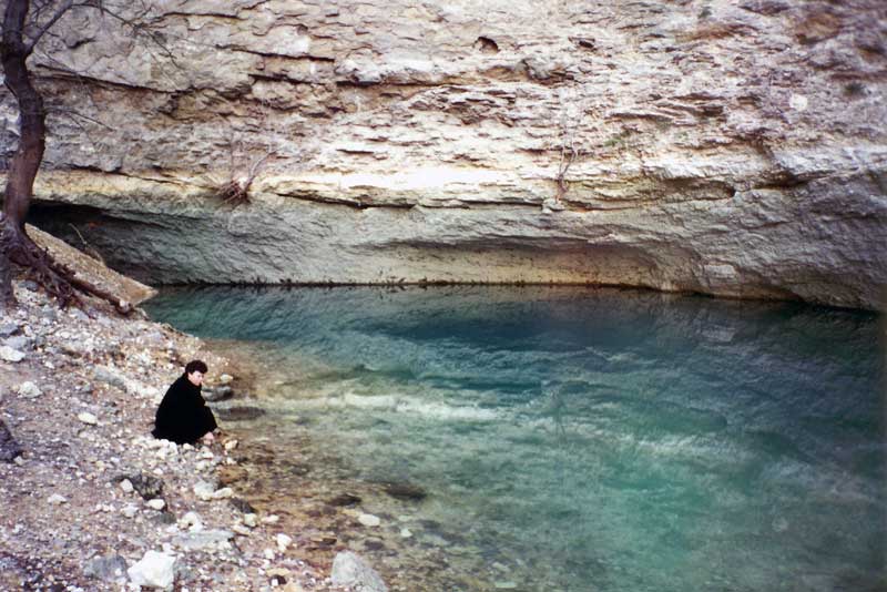 Fontaine de Vaucluse : Monique au bord de l'eau