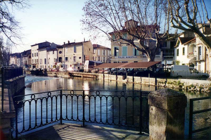 Stationnement au bord du quai sur la Sorgue